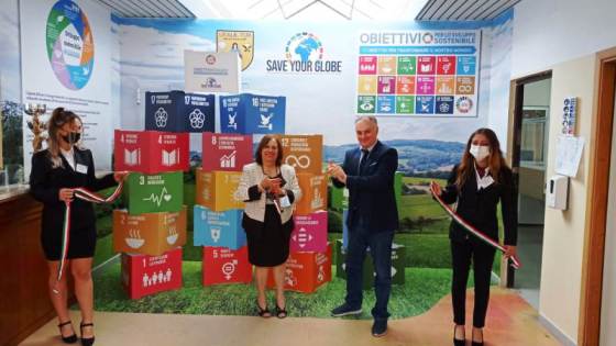 La dirigente Ciappina e Rosario Previtera al corner scolastico di Agenda 2030