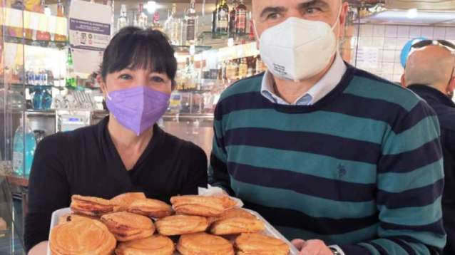 pizzetta sfoglia cagliaritana - Alessandro Sorgia con Annalisa Saddi - ph comune cagliari