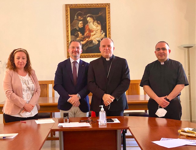 Crotone: siglata convenzione per la tutela e lo sviluppo del lavoro tra Caritas Diocesana, Confcommercio Crotone e l’Associazione Sabir