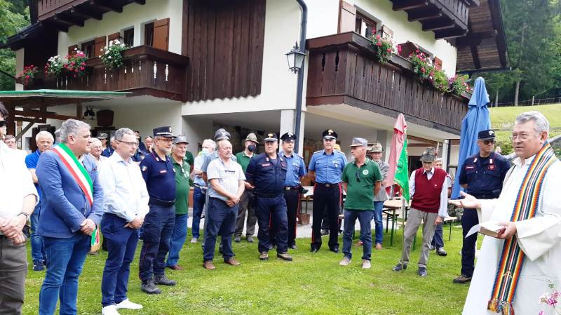 Una fase della cerimonia svoltasi in Valsaisera alla presenza dell'assessore regionale Stefano Zannier . ph regione fvg