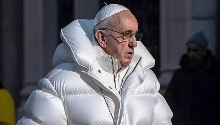 Papa Francesco in un maxi piumino bianco stile rapper: talmente realistico da sembrare vero