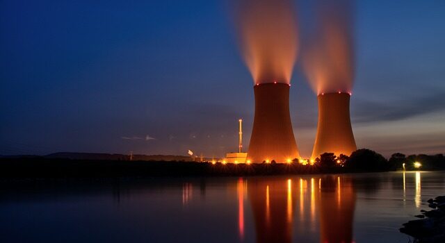 centrale nucleare Foto di Wolfgang Stemme da Pixabay