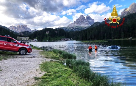 auto nel lago Misurina ph Vigili del Fuoco
