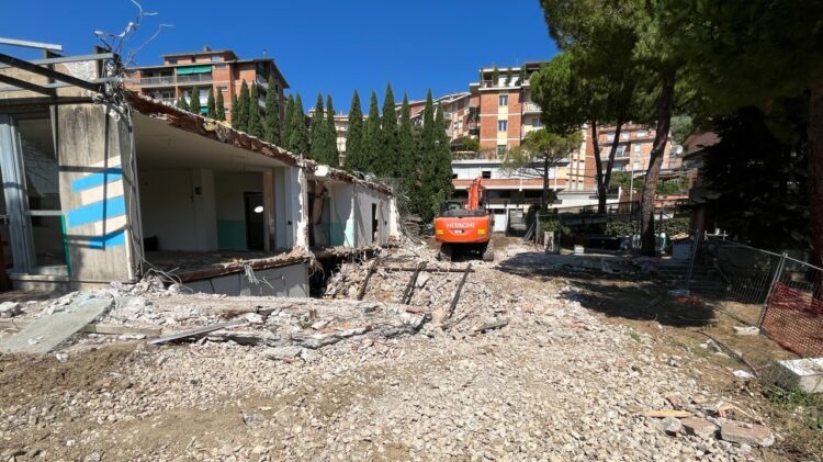 demolizione scuola case bruciate ph comune Perugia