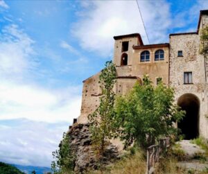 Il Convento dei Frati Minimi Francescani di Casali del Manco (Loc. Pedace – XVI Sec.): un luogo ed un monumento-gioiello cui l’Artista Serafini,spesso,s’ispira