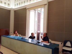 Il Tavolo della Presentazione del Libro-Ricerca Castelli e Torri . Da sin. Giovanna Giulia Bergantin (moderatrice); l’autrice, Wanda Lombardi; il relatore, Romeo Salvatore Bufalo