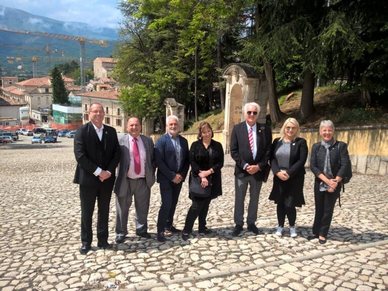 L'Aquila, 2017, delegazione di Hobart al centro Sue Hickey