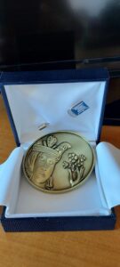 La Medaglia del Premio con l’immagine di Costanza D’Altavilla – Madre di Federico II di Svevia.