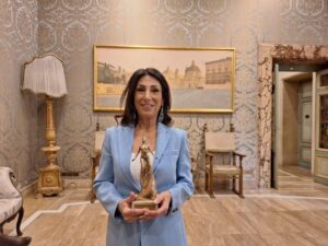 Patrizia Almonti con la statuetta da lei disegnata