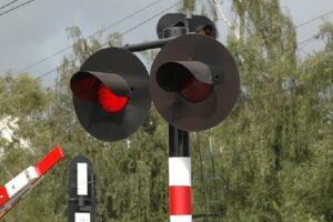 passaggio a livello treno Foto di Bart da Pixabay