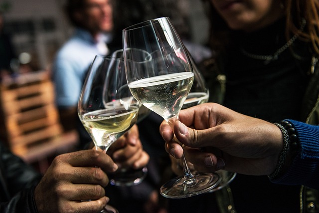 L’aperitivo a Napoli un rito di gusto e convivialità