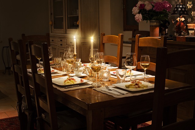 La cena a Napoli: tradizione, sapori ed eleganza a tavola