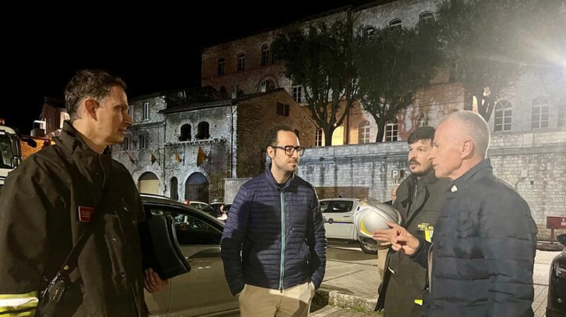 Assisi, incendio al parcheggio di Piazza Matteotti: struttura chiusa per verifiche Assisi, incendio al parcheggio di Piazza Matteotti: struttura chiusa per verifiche