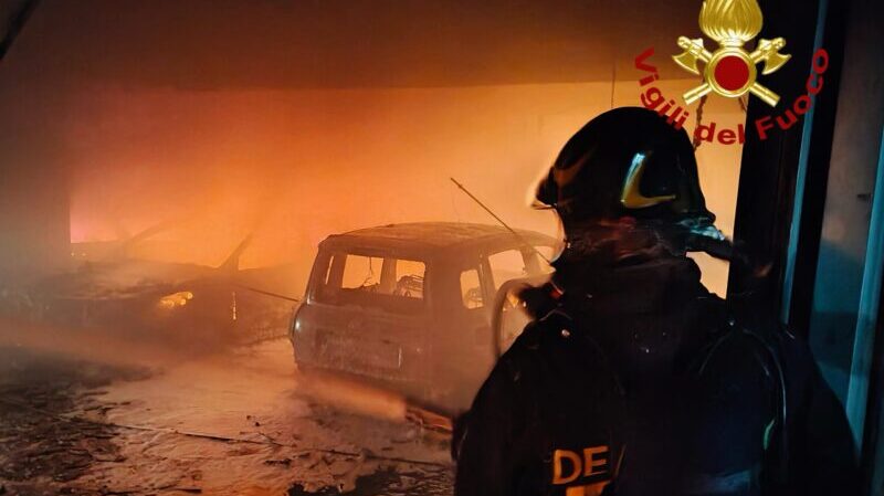 Incendio nel parcheggio interrato di Piazza Matteotti ad Assisi: coinvolte circa 20 auto Incendio nel parcheggio interrato di Piazza Matteotti ad Assisi: coinvolte circa 20 auto