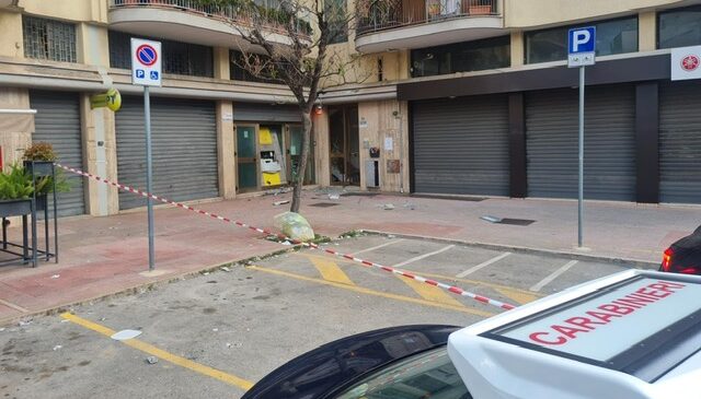Tentato assalto a un bancomat ad Andria: tre fermati, in corso le indagini Tentato assalto a un bancomat ad Andria: tre fermati, in corso le indagini