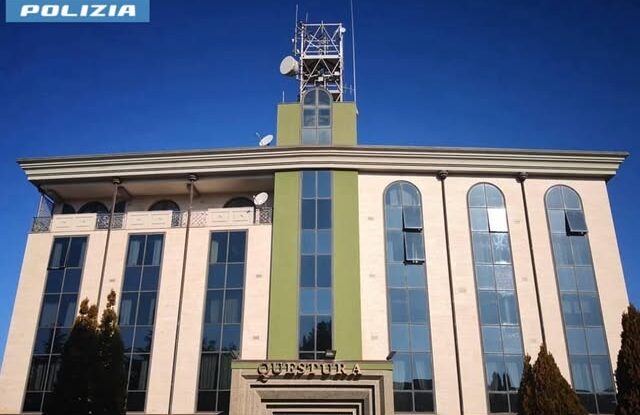 Movida violenta a Vibo Valentia: rissa nella notte con sedie e bottiglie, nove giovani denunciati Movida violenta a Vibo Valentia: rissa nella notte con sedie e bottiglie, nove giovani denunciati