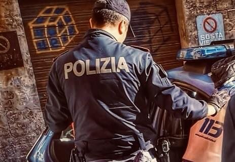 Perugia. Porta Pesa: 28enne arrestato con mannaia, passamontagna e hashish Perugia. Porta Pesa: 28enne arrestato con mannaia, passamontagna e hashish