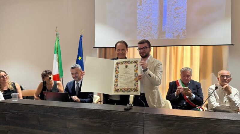 Roby Facchinetti cittadino onorario di Pizzo Calabro: “Qui mi sento a casa” Roby Facchinetti cittadino onorario di Pizzo Calabro: “Qui mi sento a casa”
