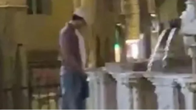 Fontana Maggiore di Perugia oltraggiata: indignazione per chi filma e applaude invece di fermare il gesto incivile Fontana Maggiore di Perugia oltraggiata: indignazione per chi filma e applaude invece di fermare il gesto incivile