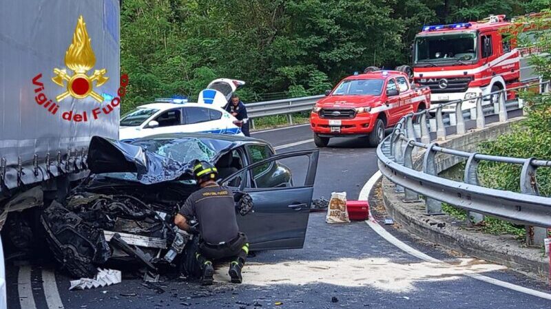incidente stradale sulla ss219 a pian d8217assino intervengono i vigili del fuoco di gubbio