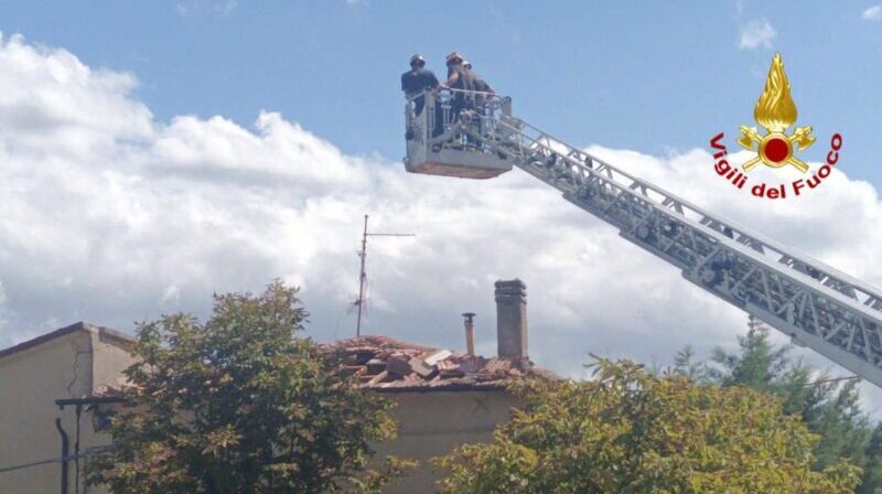 Tromba d’aria a Gualdo Cattaneo: tetti scoperchiati e alberi abbattuti, in corso interventi dei Vigili del Fuoco Tromba d’aria a Gualdo Cattaneo: tetti scoperchiati e alberi abbattuti, in corso interventi dei Vigili del Fuoco