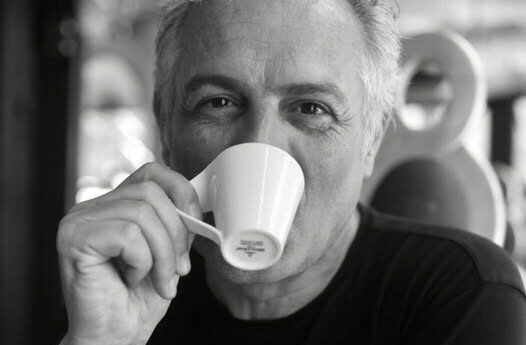 “Na tazzulella ’e cafè”: cuore, poesia e rispetto in una tazzina tutta italiana “Na tazzulella ’e cafè”: cuore, poesia e rispetto in una tazzina tutta italiana