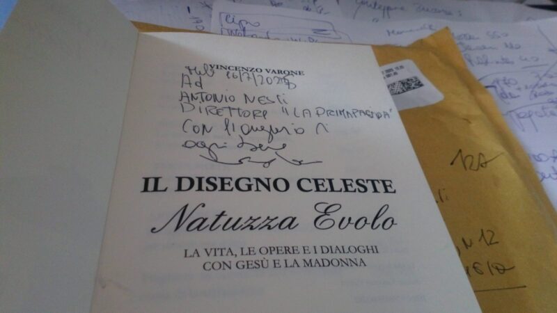 vincenzo varone dona ad antonio nesci una copia del libro il disegno celeste opera omaggio alla mistica di paravati e ad una storica amicizia
