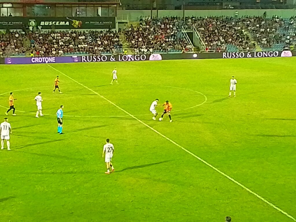 Il Crotone stecca (1 2) la prima di campionato contro il Benevento di mister Auteri con due gol realizzati in due minuti
