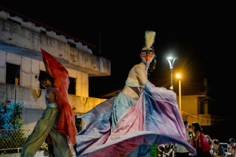 il fantastico mondo degli artisti di strada nelle piazze di brattir242 in scena il festival internazionale bratiria nta chiazza