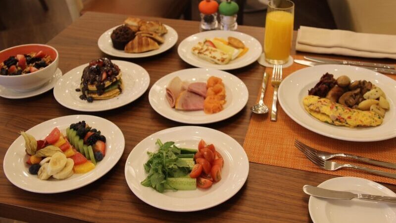 Come scegliere l’attrezzatura per il buffet della colazione in hotel: guida per strutture ricettive Come scegliere l’attrezzatura per il buffet della colazione in hotel: guida per strutture ricettive