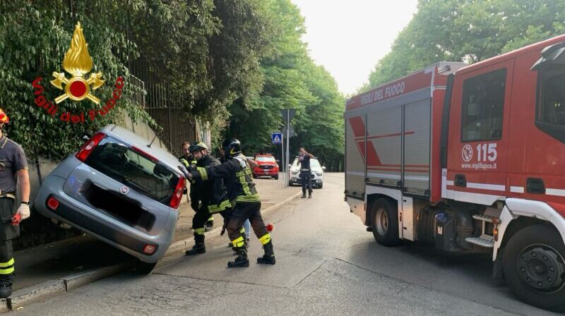 Perugia. Incidente stradale nei pressi della galleria Kennedy, conducente estratto dai Vigili del fuoco