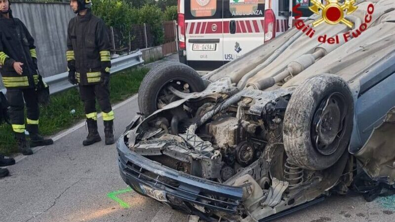 Incidente a Foligno, auto si ribalta dopo aver abbattuto colonna e cassonetto: un ferito