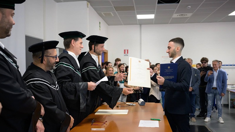 Torino. Orazio, figlio di Lucia Isone, riceve la Borsa di Studio Alumni Honorem