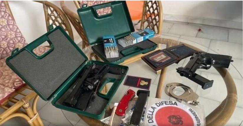 Sessantenne arrestato a Palermo: deteneva materiale pedopornografico e aveva strumenti da falso poliziotto