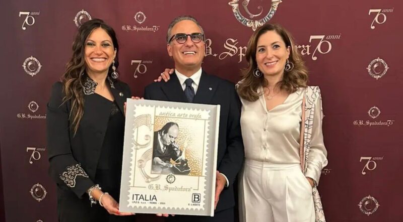Poste Italiane celebra l’arte orafa calabrese: un francobollo per il maestro Giovambattista Spadafora Poste Italiane celebra l’arte orafa calabrese: un francobollo per il maestro Giovambattista Spadafora