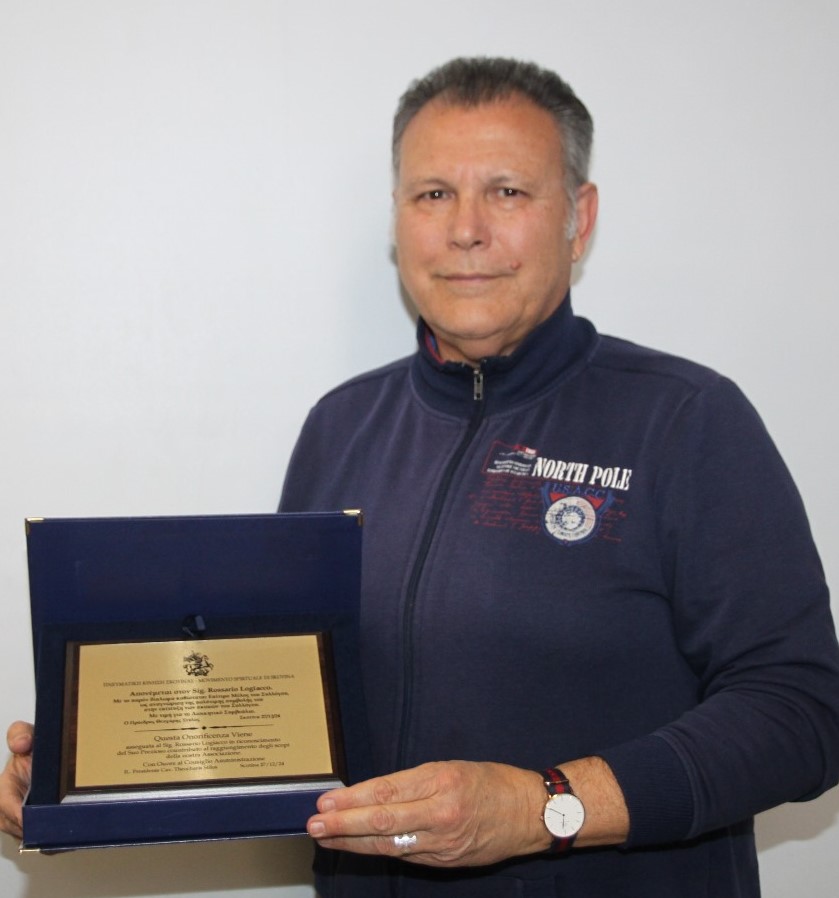 Dalla Grecia – Targa e Diploma ad Honorem al nostro Corrispondente Rino LoGiacco Dalla Grecia – Targa e Diploma ad Honorem al nostro Corrispondente Rino LoGiacco