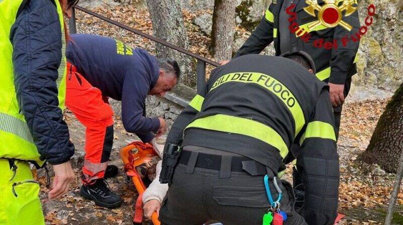 cascia donna soccorsa dai vigili del fuoco dopo una caduta al santuario di roccaporena