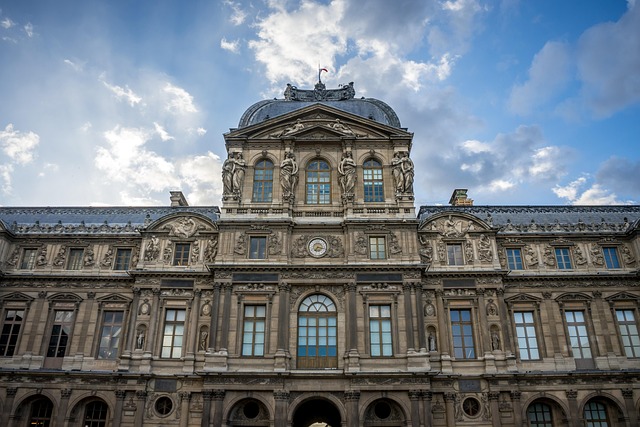 Rapina da film al Louvre: rubati nove gioielli di Napoleone e dell’Imperatrice in soli sette minuti Rapina da film al Louvre: rubati nove gioielli di Napoleone e dell’Imperatrice in soli sette minuti
