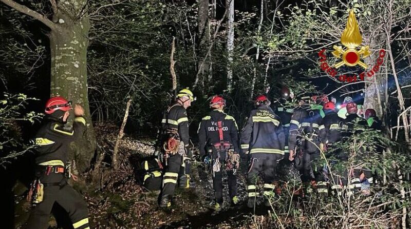 Monte Cucco, soccorso spettacolare: deltaplanista bloccato su un albero recuperato dai Vigili del Fuoco Monte Cucco, soccorso spettacolare: deltaplanista bloccato su un albero recuperato dai Vigili del Fuoco