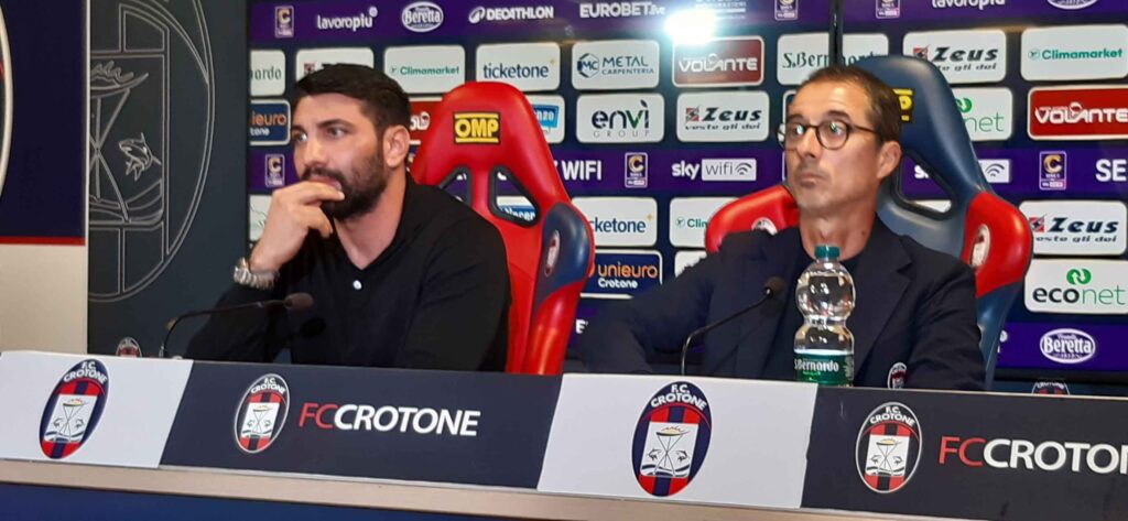 Lega Pro girone C 12esima giornata beffa ai danni del Crotone nell’ultimo minuto. Contestato Longo dai tifosi a fine partita Lega Pro girone C 12esima giornata beffa ai danni del Crotone nell’ultimo minuto. Contestato Longo dai tifosi a fine partita
