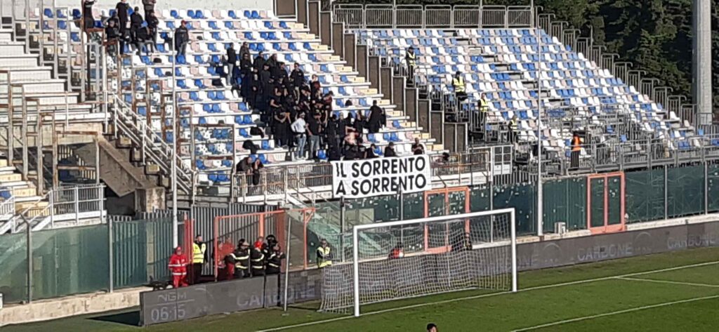 Lega Pro 14esima giornata girone C torna a vincere (3 1) il Crotone sul proprio terreno con tre gol degli attaccanti contro il Sorrento Lega Pro 14esima giornata girone C torna a vincere (3 1) il Crotone sul proprio terreno con tre gol degli attaccanti contro il Sorrento