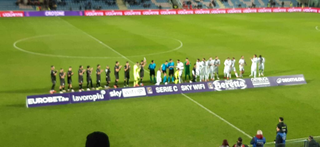 Lega Pro girone C 16esima giornata il Crotone batte (1 0) il Giugliano, gol di Gomez, e scala la classifica