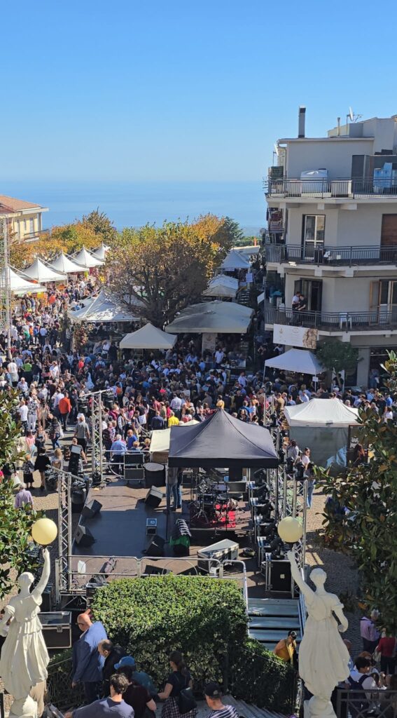 Folla record a Zafferana Etnea per l’Ottobrata 2025 Folla record a Zafferana Etnea per l’Ottobrata 2025