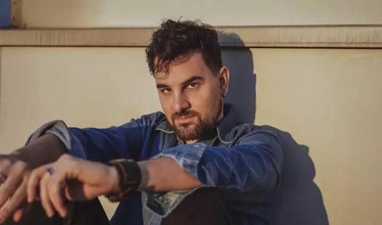 “Pray”: la luce dopo il buio nel nuovo singolo di Gianluca Amore