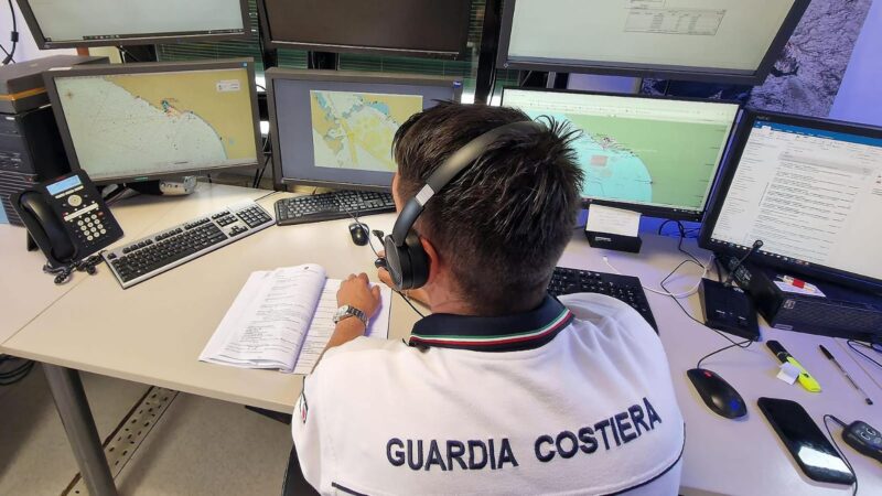 i custodi silenziosi del mare gli uomini e le donne delle sale operative della guardia costiera da Laprimapagina.it i custodi silenziosi del mare gli uomini e le donne delle sale operative della guardia costiera