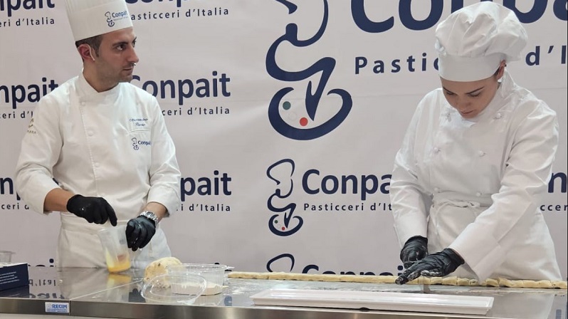 Salone DeGusto, grande accoglienza per la presentazione degli ’Nzulli Vibonesi: applausi per Alessandro Russo e la tradizione di famiglia Salone DeGusto, grande accoglienza per la presentazione degli ’Nzulli Vibonesi: applausi per Alessandro Russo e la tradizione di famiglia