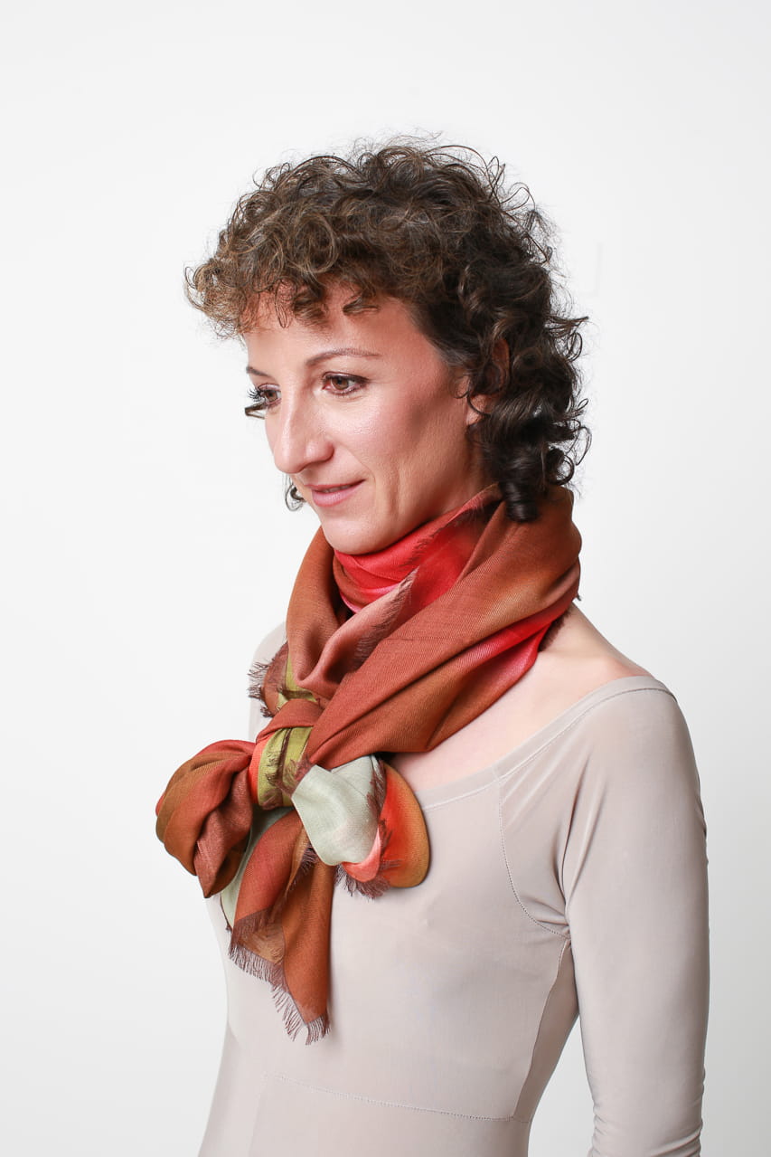 l8217arte di annodare un foulard piccoli segreti per trasformare un outfit da Laprimapagina.it l8217arte di annodare un foulard piccoli segreti per trasformare un outfit