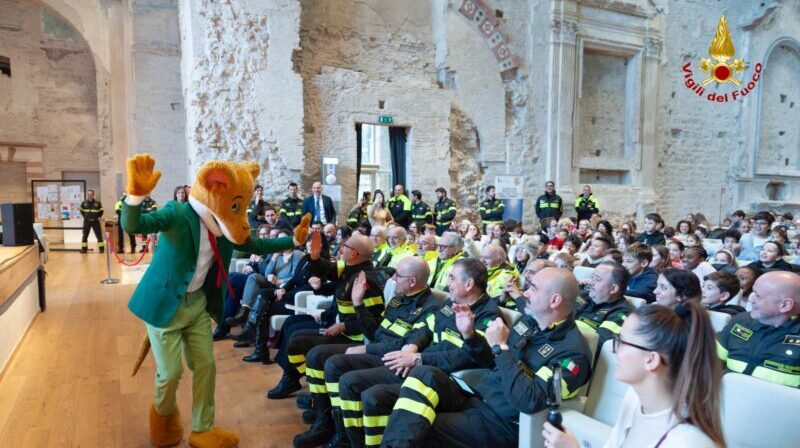 “Un giorno da pompiere”: 420 bambini protagonisti a Perugia con Vigili del Fuoco e Geronimo Stilton “Un giorno da pompiere”: 420 bambini protagonisti a Perugia con Vigili del Fuoco e Geronimo Stilton