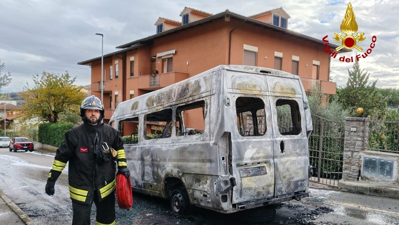 Incendio a bordo di uno scuolabus a Magione: nessun ferito, intervento dei Vigili del Fuoco in corso