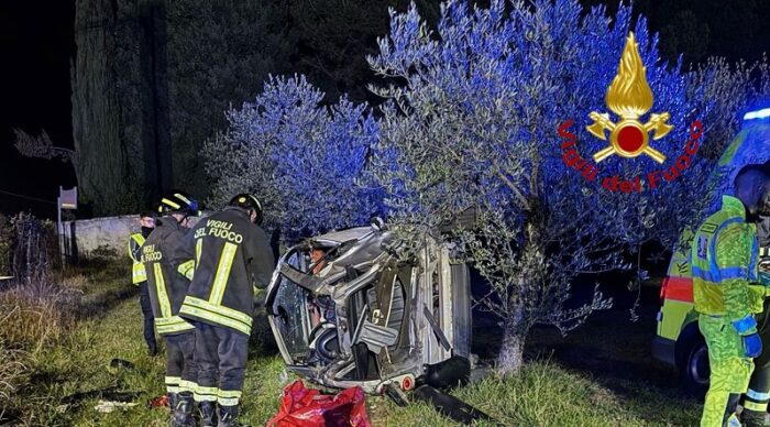 Perugia. Incidente stradale in Via San Girolamo: conducente estratto dai Vigili del Fuoco